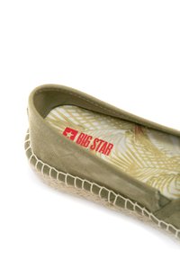 Zielone płócienne buty wsuwane z haftem, z wzorzystą wkładką i logo "BIG STAR" w kolorze czerwonym na beżowym tle.