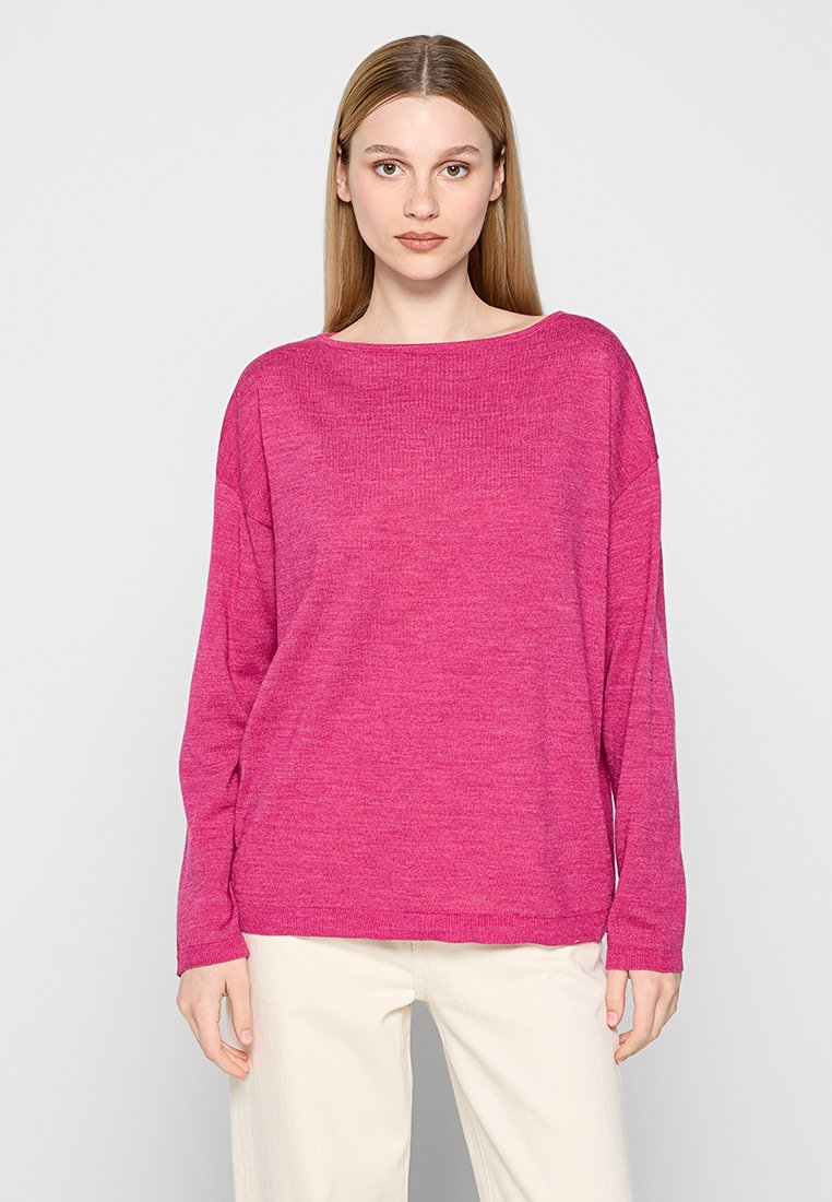 Pull long à manches longues rose avec un col bateau et une coupe décontractée. Motif tricoté texturé, poignets et ourlet légèrement côtelés, assorti à un pantalon de couleur claire.