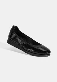 Zwarte ballerina's met een glanzend, gestructureerd oppervlak dat op slangenhuid lijkt, een ronde neus en een lage rubberen zool voor comfort.