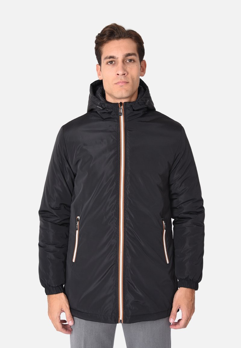 Giacca nera imbottita con chiusura a zip frontale, cappuccio e due tasche laterali. Presenta dettagli arancioni sulla zip e polsini elasticizzati. Texture liscia.