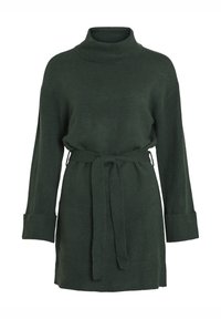 Robe pull en maille vert foncé avec des manches longues, des poignets repliés, un col roulé et une ceinture en tissu nouée à la taille.
