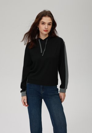 Sweatshirt preto com capuz e detalhes cinzas nas mangas e punhos. Feito de material suave, apresenta um ajuste descontraído e capuz com cordão ajustável.