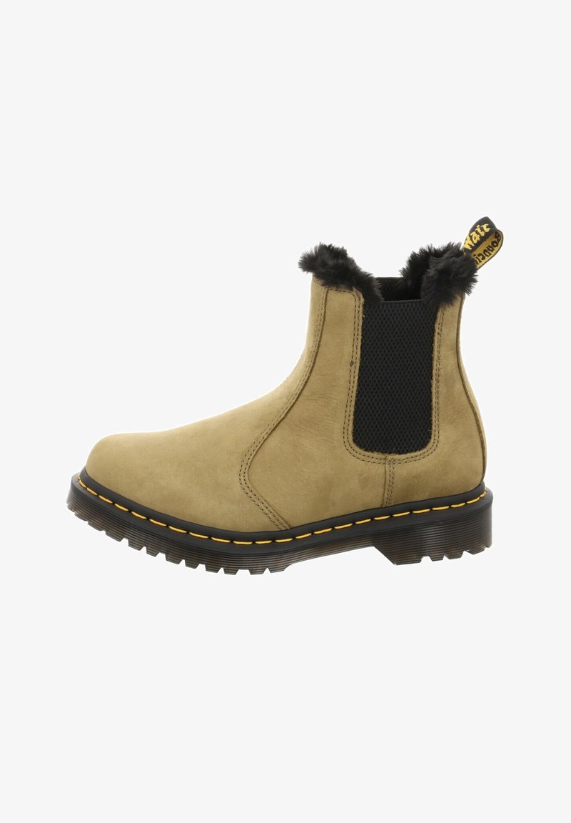 Bottine en daim tan avec panneau latéral élastique noir, surpiqûres jaunes sur la semelle, doublure en fourrure noire et languette de traction à logo à l'arrière.