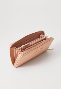 Portefeuille en cuir texturé rose avec une fermeture éclair dorée et des détails, comportant plusieurs emplacements pour cartes et un compartiment central zippé.