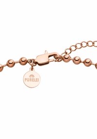 Armband aus Roségold mit metallischen Perlen, einem Karabinerverschluss und einem runden Anhänger mit eingraviertem "PURELEI". Das Kettendesign verleiht Textur.