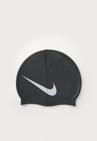 Bonnet de bain en silicone noir avec une texture lisse, arborant un logo Nike en blanc bien visible. Sa forme arrondie s'adapte parfaitement à la tête.
