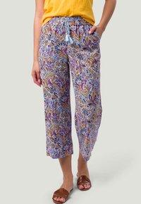 Pantalon à taille élastique avec un motif paisley violet, orange et jaune. Tissu léger, coupe décontractée et longueur cropped.