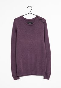 Lila stickad tröja med en strukturerad mönster, rund halsringning, långa ärmar och tre dekorativa knappar på axeln.