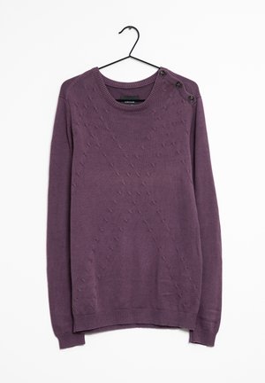 Lila gestrickter Pullover mit strukturiertem Muster, Rundhalsausschnitt, langen Ärmeln und drei dekorativen Knöpfen an der Schulter.