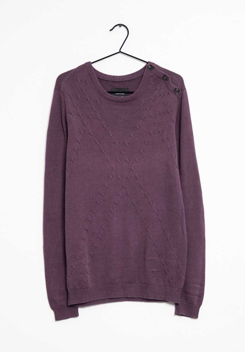 Maglione viola lavorato a maglia con un motivo testurizzato, colletto rotondo, maniche lunghe e tre bottoni decorativi sulla spalla.