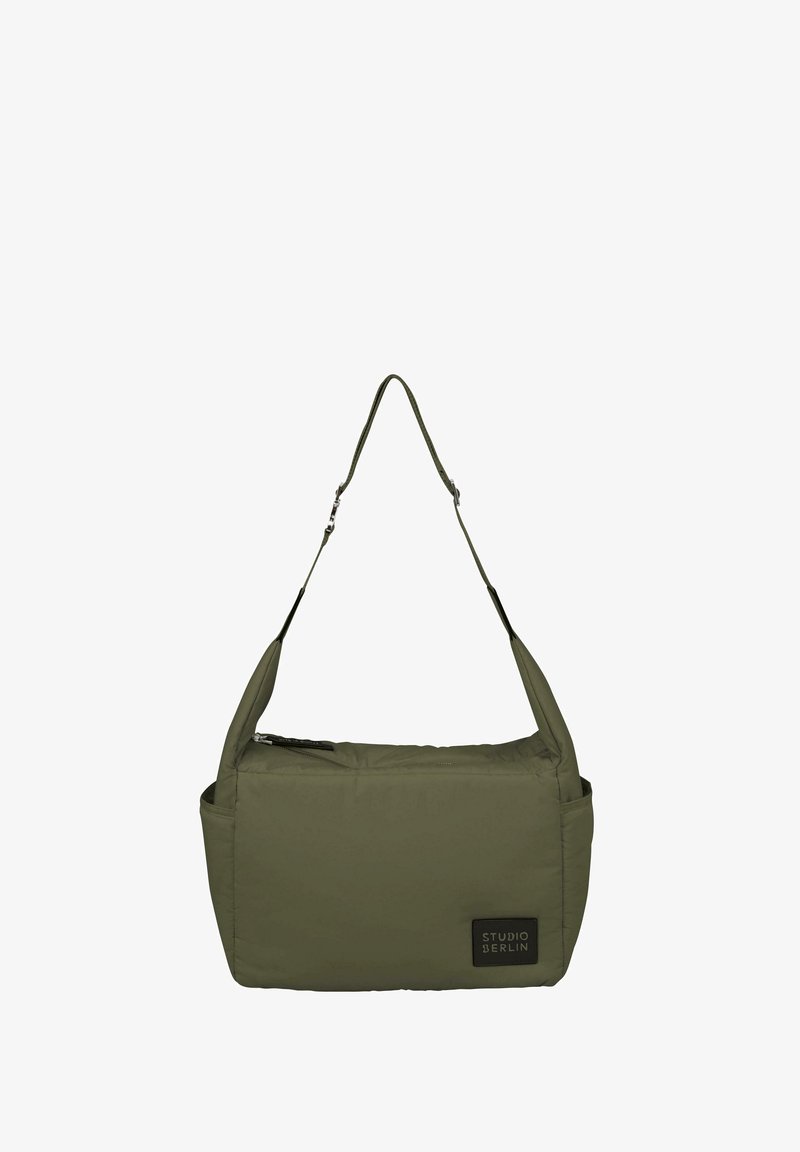 Borsa a spalla verde oliva con una superficie liscia e imbottita. Presenta una zip superiore, due tasche laterali e un'etichetta che recita "STUDIO BERLIN."