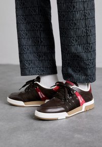 MOSCHINO UOMO Trainers marrone/rosso/multi-coloured Zalando