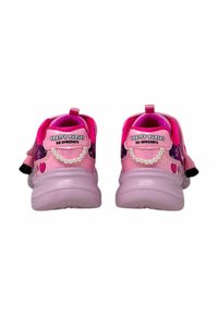 Sneakers rosa per bambini Skechers con accenti viola, decorazioni a catena perle e testo "Pretty Purses by Skechers" sul tallone.