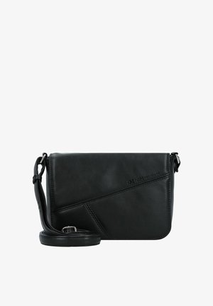 Borsa a tracolla in pelle nera con design angolato, tracolla regolabile e dettaglio logo stampato. Texture liscia con hardware minimalista.