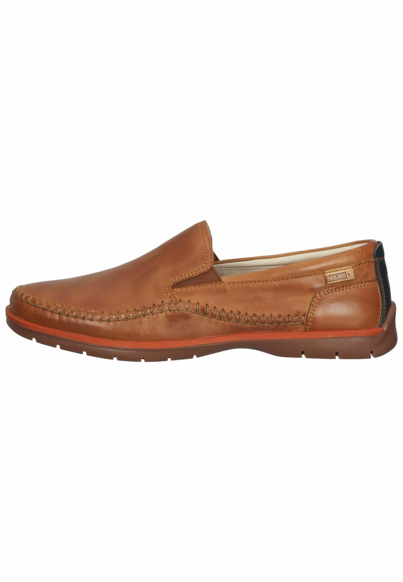 Zapato marrón de cuero tipo slip-on con costuras decorativas, punta redondeada, suela de goma y panel de tacón en contraste. Diseñado para uso informal.