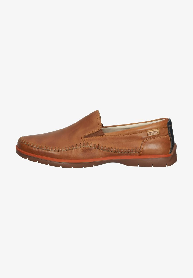 Zapato marrón de cuero tipo slip-on con costuras decorativas, punta redondeada, suela de goma y panel de tacón en contraste. Diseñado para uso informal.