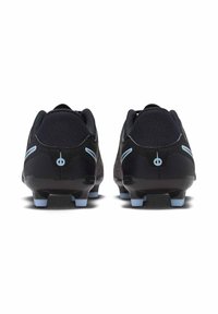 Czarne korki piłkarskie z gładką zewnętrzną warstwą, teksturowaną górą z siateczki, niebieskimi akcentami oraz formowanymi stubami dla lepszej przyczepności. Stylowy i funkcjonalny projekt.