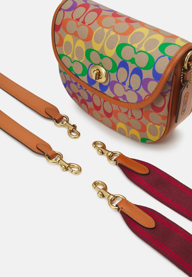Damen Handtaschen | Coach PRIDE SIGNATURE WILLOW SADDLE Umhängetasche tan/hazelnut/multi/braun - JZ86654 Damen Handtaschen | Coach PRIDE SIGNATURE WILLOW SADDLE Umhängetasche tan/hazelnut/multi/braun - JZ86654