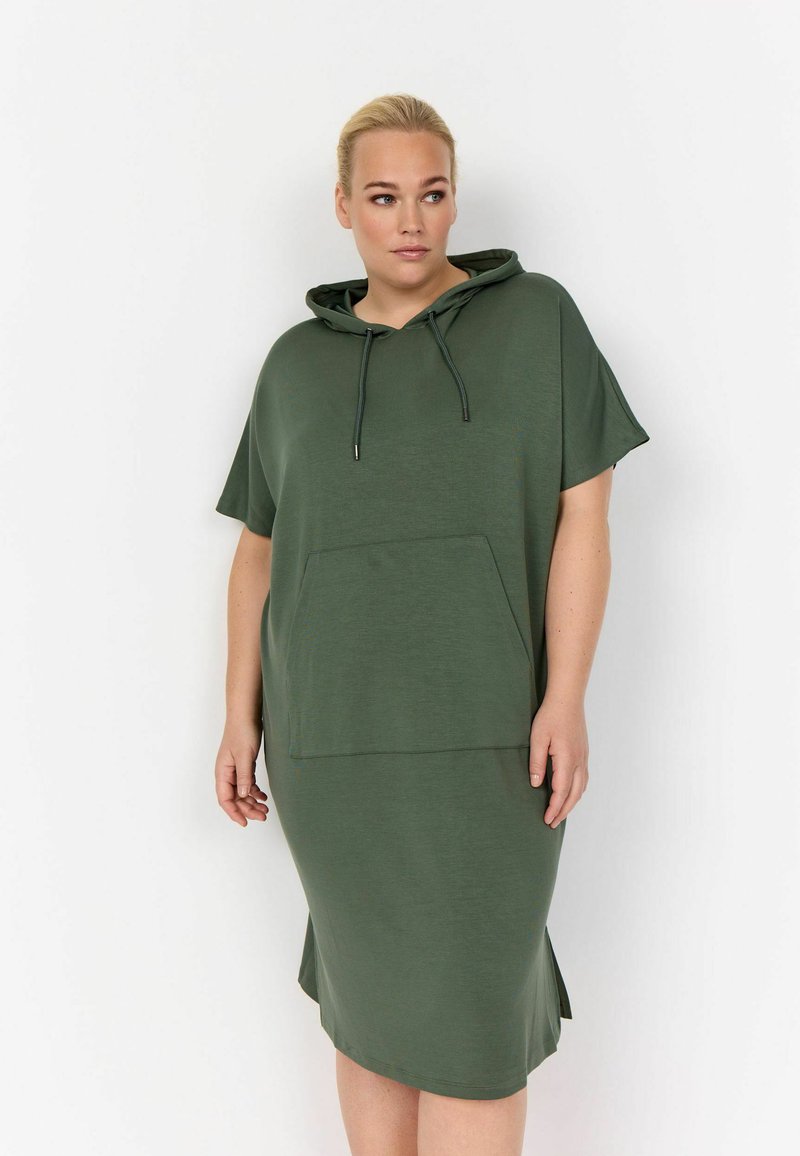 Vestido verde con capucha, de mangas cortas, gran bolsillo frontal y aberturas laterales. Tejido suave y ligero con un ajuste casual y relajado.