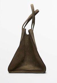 Khaki suède schoudertas met een taps toelopende driehoekige vorm, open bovenkant en twee schouderbanden. Zwarte accentrand langs de randen. Gladde textuur.