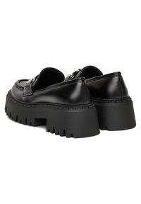 Juodi odiniai loaferiai su tvirtu, dantytu guminiu padu. Savybės: lygus paviršius ir sidabro spalvos detalės ant liežuvėlio.