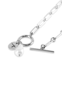 Silberne Ketten-Halskette mit einem kreisförmigen Anhänger, einem Charme aus Süßwasserperle und einem Stangenverschluss. Sie verfügt über eine polierte Metalloberfläche und ovale Glieder.