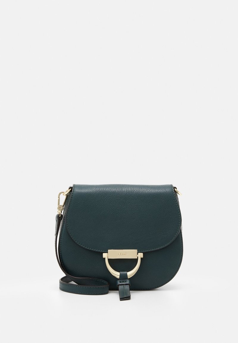 Sac bandoulière en cuir teal avec rabat incurvé, quincaillerie dorée, bandoulière réglable et détail de fermoir à l'avant. Texture lisse, design minimaliste.