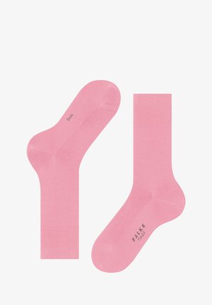 Rosa Baumwollsocken mit glatter Textur, ausgestattet mit einem gerippten Bündchen sowie verstärkten Zehen- und Fersenbereichen. Markennamen "FALKE" in Grau gedruckt.