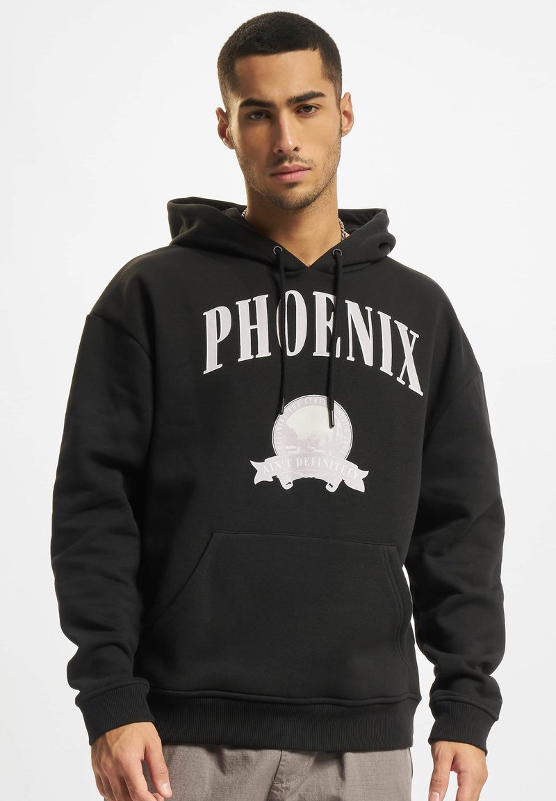 Svart hettegenser med stor hvit "PHOENIX" tekst og grafisk emblem på fronten; myk stoff, snøring i hetten og frontlomme.