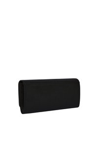 Cartera rectangular de cuero negro con una superficie texturizada, que presenta un diseño plegado y sin hardware o adornos visibles.