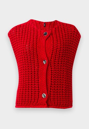 Rød tykk strikket ermeløs cardigan med tre store uregelmessige sølvknapper foran på en lys grå bakgrunn.