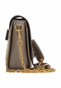 Grau Lederhandtasche mit strukturiertem Design, ausgestattet mit einem goldenen Kettenriemen, einem vorderen Verschluss und einem abnehmbaren kleinen Täschchen an der Seite.