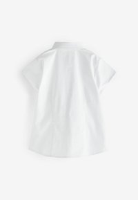 Chemise blanche à manches courtes avec un col classique, présentant une texture lisse et un ourlet droit. Design simple, sans motifs ni accents visibles.