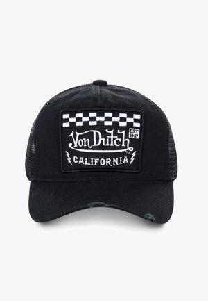 Schwarze Baseballmütze mit Mesh-Seiten, die ein rechteckiges gesticktes Patch mit "Von Dutch California" und einem Schachbrettdesign zeigt.