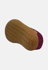 Pantoufle en feutre violet avec une semelle en caoutchouc texturé, présentant un motif antidérapant et des coutures renforcées sur les bords.