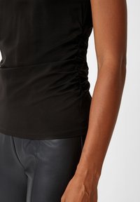 comma MIT RAFFUNG - Top - schwarz