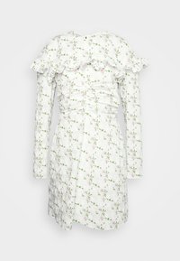 Vestido floral con hombros con volantes y mangas largas. Tejido blanco con flores rosas y hojas verdes. Detalles fruncidos en la cintura.