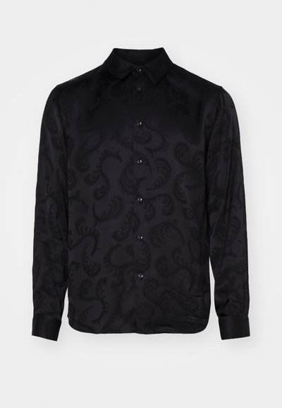 Czarna koszula z długim rękawem o subtelnym, teksturowanym wzorze paisley, z kołnierzykiem w kształcie ostrego szpica i zapięciem na guziki z przodu. Gładki materiał.