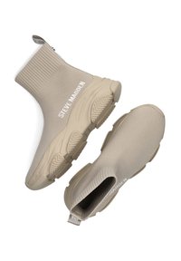 Des bottes chevilles en tricot beige avec un design à enfiler, une semelle rembourrée et un tige côtelée. Logo "Steve Madden" imprimé en blanc sur le côté.