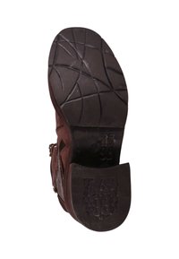 Suela de bota de cuero marrón con una suela exterior de goma texturizada que presenta un diseño de banda de rodadura. Acentuada con un logo grabado en el talón.