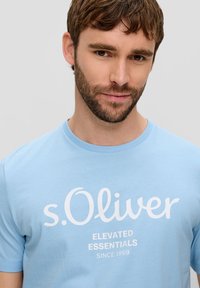 s.Oliver MIT GROSSEM LABEL - T-shirt print - himmelblau
