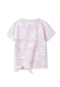 Růžové tričko s krátkým rukávem ve stylu tie-dye, s jemnou texturou, bílými vzory a uzlem na spodním lemu. Zobrazena zadní strana.