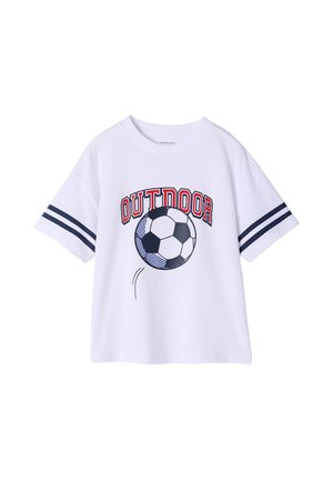 Weißes Kurzarmhemd mit marineblauen Doppellinien an den Ärmeln, rotem "OUTDOOR"-Schriftzug und einer schwarz-weißen Fußballgrafik in der Mitte.