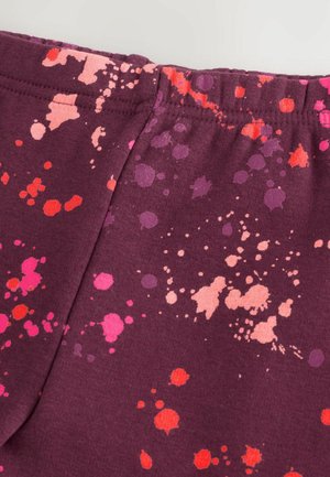 Bordeauxfarbener Baumwollstoff mit einem Spritzdruck in verschiedenen rosa, roten und lila Tönen; verfügt über einen elastischen Bund für Komfort.