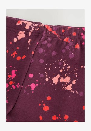 Tessuto di cotone color amaranto con stampa a macchie nei toni del rosa, rosso e viola; presenta una vita elastica per maggiore comfort.
