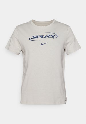 Heledhall halles hallides t-särk, millel on tume sinine "SPURS" logo ja väike Nike swoosh. Tavaline ümar kaelus ja lühikesed varrukad.