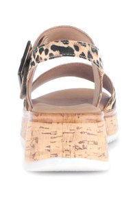 Korkové klínové sandály s leopardím potiskem na pásku, černým kováním a texturovanou korkovou základnou, s bílou gumovou podrážkou.