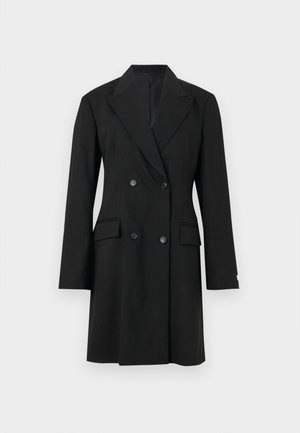 Robe blazer croisée noire avec revers à crans, manches longues, deux poches avant à rabat et quatre boutons noirs.