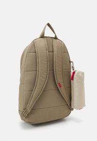 Nike Sportswear SET UNISEX - Penar - khaki/sanddrift/university red