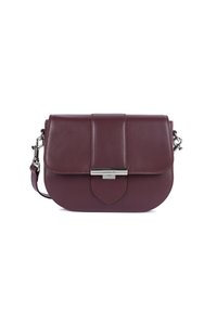Borsa a tracolla in pelle bordeaux con chiusura a patta, accessori in argento e un accento a forma di goccia alla base. Texture liscia, forma rettangolare.